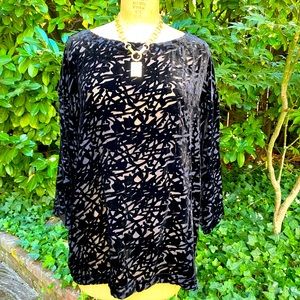 Eileen Fisher Velvet Vines Burnout in black. S/P is big. Super élégant.